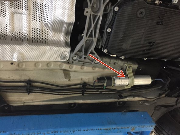 Retirrer la plaque sous moteur en devissant les vis de 8