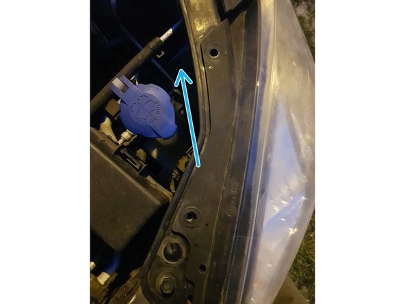 Maintenant, penchez vous au niveau de l'arrière de l'optique, une dernière vis le maintient, dévissez la à l'aide du cliquet et de la douille de 10.