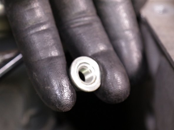 Pour le carter en aluminium retirer les  3 vis et les deux écrous