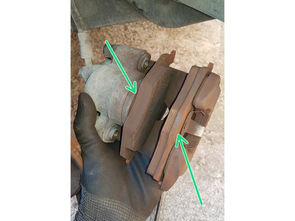 Les faces inférieures des plaquettes sont différentes donc pensez à repérer l'emplacement de chaque plaquette avant démontage puis sortez-les.