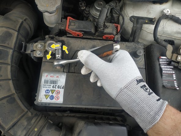 dévisser l'écrou de verrouillage de la cosse positive, clé de 10mm