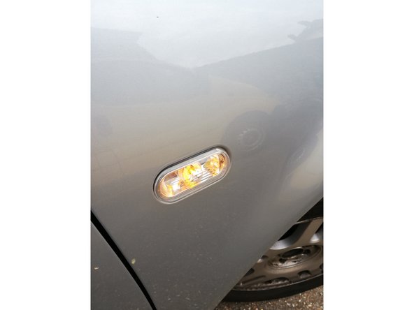 Vérification du fonctionnement, en actionnant les clignotants