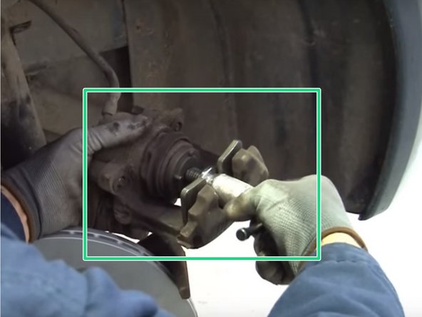 Repositionner le disque en serrant la vis sans trop forcer