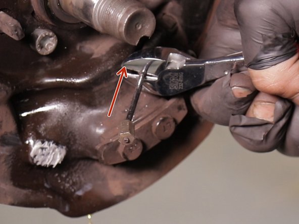 Tirer le ressort du câble de frein à main avec une pince coupante