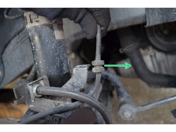 Tirez sur le capteur ABS pour le sortir de sa dernière fixation