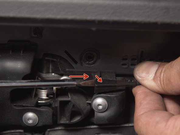 A l'aide d'un petit tournevis plat, déclipser l'accroche du câble