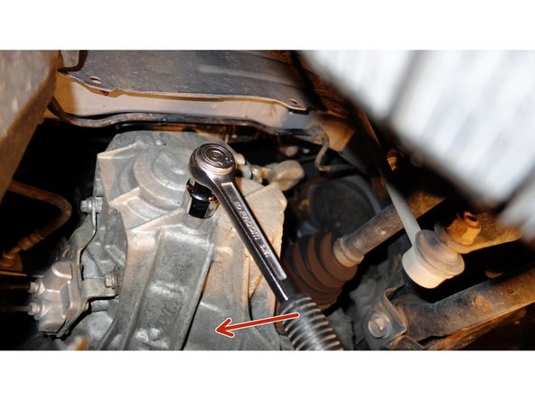 Serrer modérément à la clé de 24 mm. Couple de serrage dynamométrique : 39 Nm.