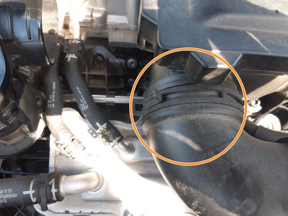 Monter le boitier filtre à air sur le moteur en l'enfonçant sur les 2 pattes de fixation