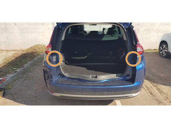 Faire le retrait des caches du coffre latéral Droite et Gauche.