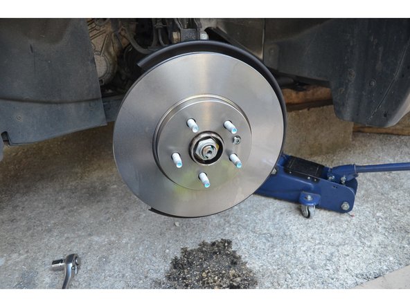 Avec une brosse métallique nettoyez le support d'étrier et l'étrier en évitant les soufflets en caoutchouc.