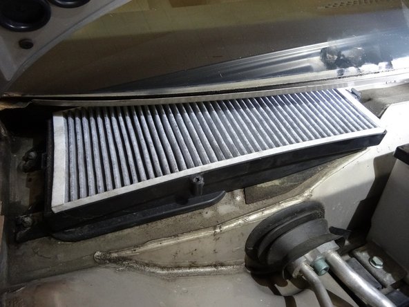 Insérer le nouveau filtre en respectant le sens de montage &quot;Air Flow&quot;, flèche vers le bas