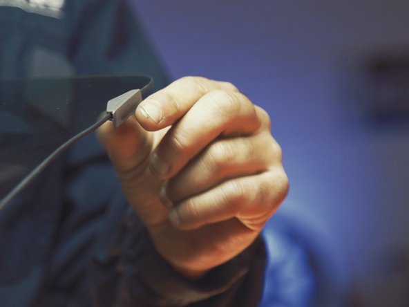 
The guide has a mounting direction, the edge of the guide is positioned on the inside of the glass
