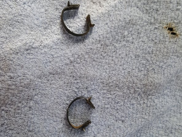 Remonter le clips sur le vérin en appuyant avec le pouce.