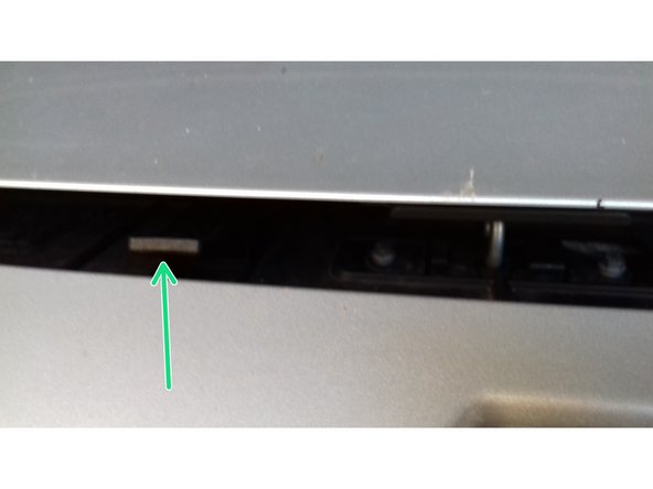 Ouverture du capot en tirant sur la sécurité du capot.