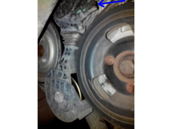 Débrayer la roue de friction en tirant sur la languette et la coincer dans l’encoche prévu afin de libérer la courroie.