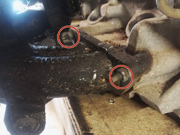 Dévissez les écrous de fixation de la pipe d'admission