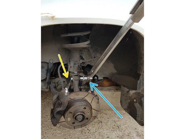 Avec une clé à œil de 18mm bloquez la tête de la vis.