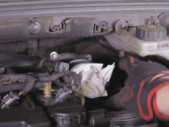 Afin d’éviter l’intrusion de tous corps étrangers placer un chiffon dans l'admission du turbo, dans le trou d’évacuation des vapeurs d'huile et que dans la sortie du filtre à air