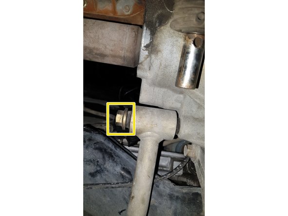 Avec une clé mixte de 15mm retirez la vis du support moteur arrière.