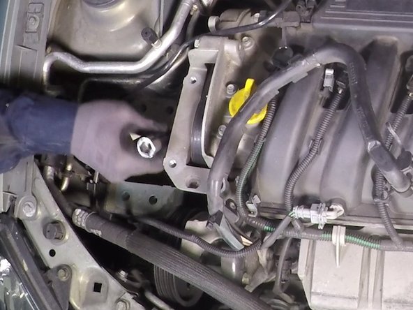 Pour le carter en aluminium retirer les  3 vis et les deux écrous