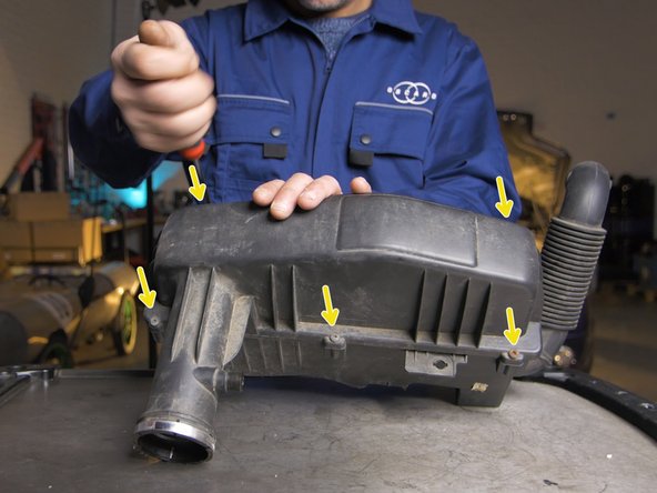 5 vis sont présentes sur la boite à air