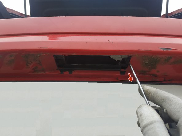 faire levier sur le feu à l'aide d'un petit tournevis plat pour sortir le feu