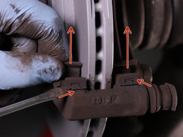 Retirez les 4 accroches plaquettes sur la chape à l'aide d'un tournevis plat