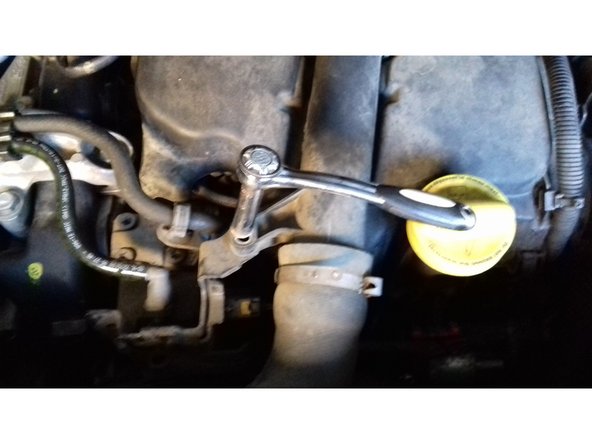 Desserrage avec un douille de 10.