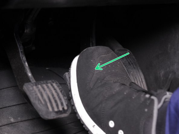 Appuyer plusieurs fois sur la pédale de frein pour repousser le piston