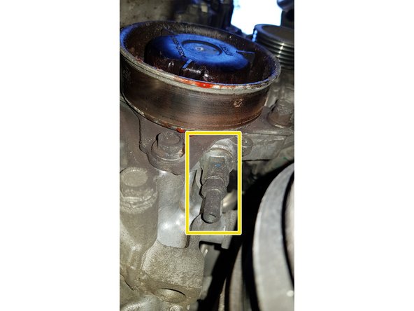 Pour faire une purge complète dévissez ce bouchon situé sous la pompe à eau.