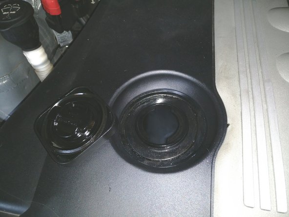 Ouvrir le bouchon de remplissage mais laissez le par dessus pour que les crasses ne rentrent pas