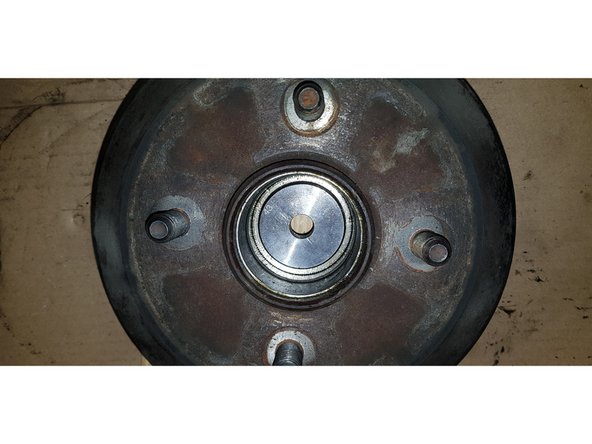 Avec un disque de Ø43mm chassez la bague extérieure restante.