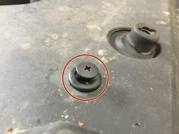 Démonter la traverse de plastique protection radiateur en soulevant la tête des picots plastiques. (Si vous les cassez, elles existent sur le site OSCARO)