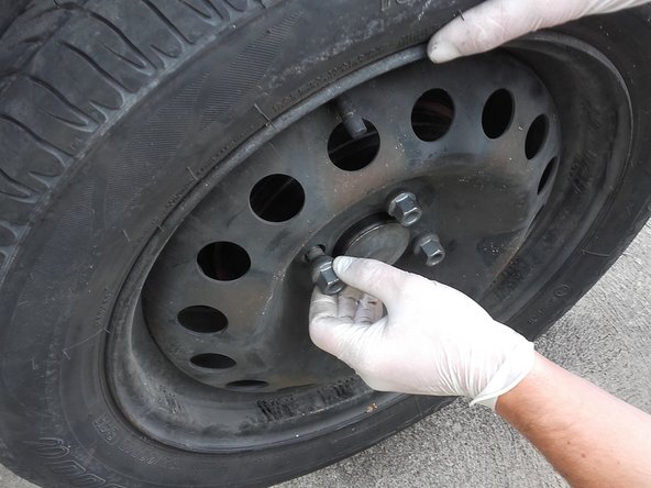 Dévisser complètement les boulons et retirer la roue.