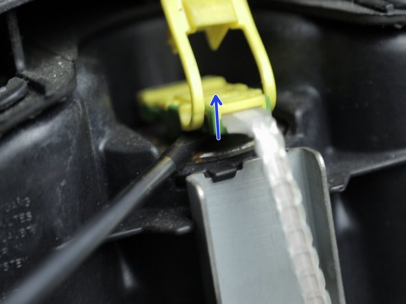 Retirer le connecteur en faisant levier avec le tournevis plat