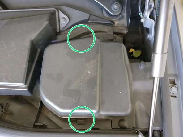 Ils sont maintenus par 2 clips (un coté moteur l'autre coté habitacle)