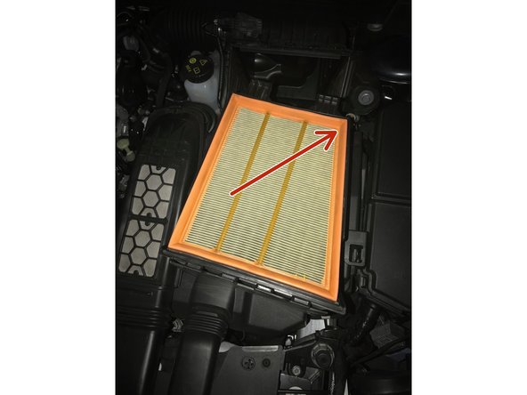 Après avoir retiré complètement le tiroir, retirer le filtre de son emplacement.