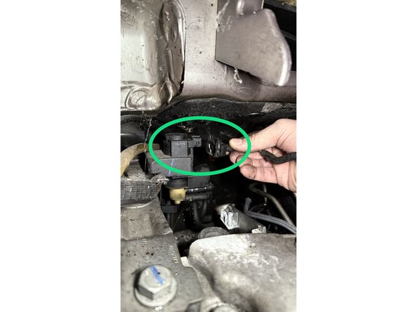 Retirer l'aggrafe du connecteur de l'électrovanne du turbo puis le débrancher. L'aggrafe se tire vers le haut pour pouvoir dégager le connecteur.