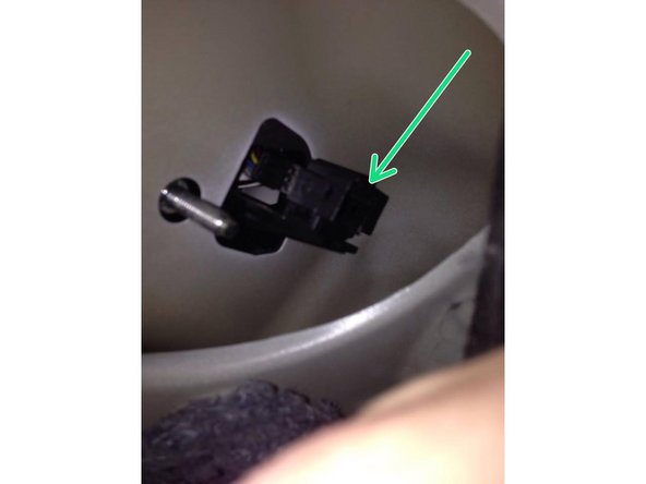 Vous pouvez maintenant reprendre la fiche qui se trouve dans la trappe, puis rebrancher la sur le phare arrière en respectant son sens.