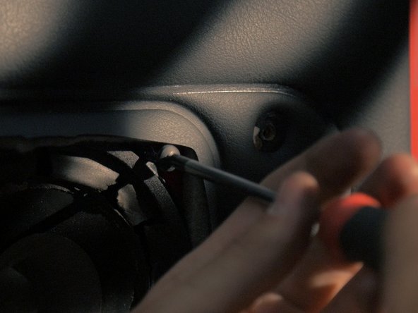 
Remove the 4 screws with a crosshead screwdriver
