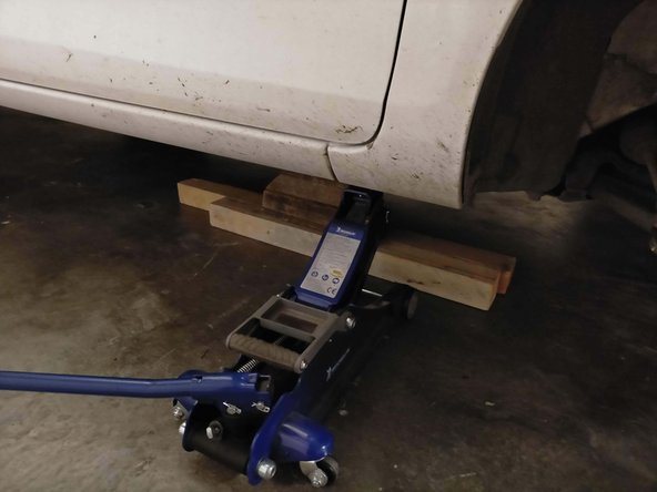 Lever et caler le véhicule côté droit.