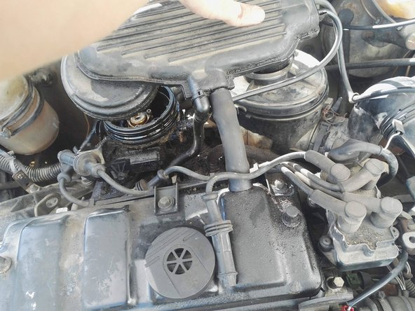 Ouvrir les 2 colliers de fixation et désolidariser le boitier d'admission d'air