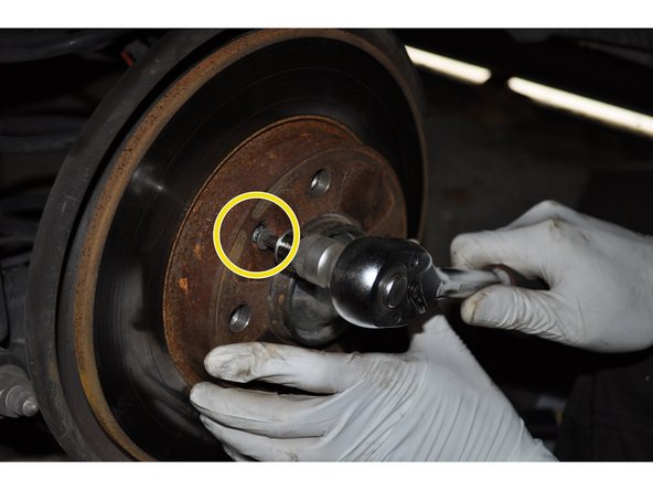 Utiliser un embout torx T30 pour déposer le disque de frein fixé par deux vis