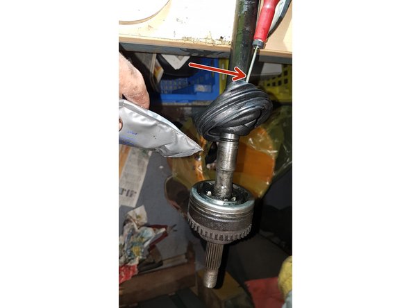 Ensuite metter un tournevis entre le cardan et le soufflet, pour laisser passer un peu d'air lorsque vous mettrez la graisse