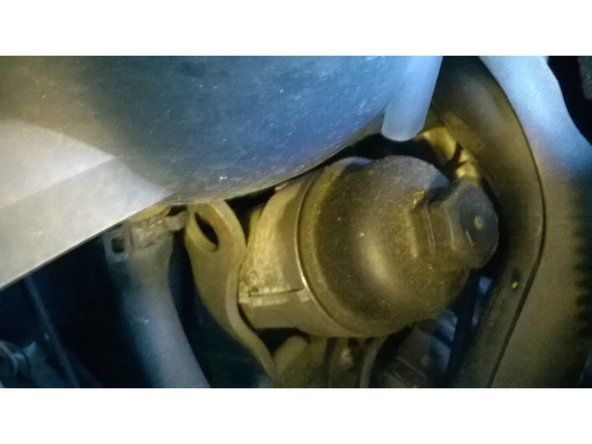 Le filtre à huile se trouve sous un couvercle en plastique à gauche du moteur.