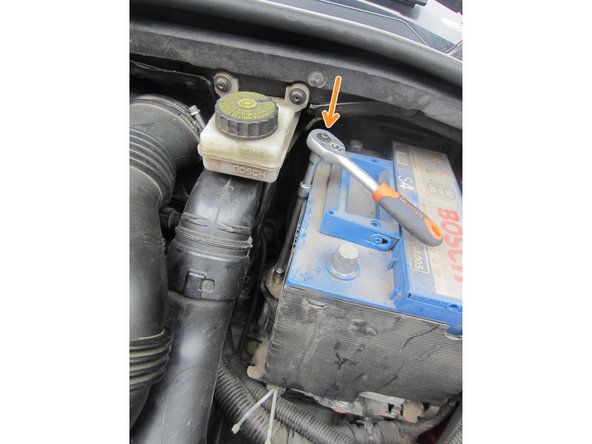 Dévisser la fixation avec une douille de 10 est des rallonges