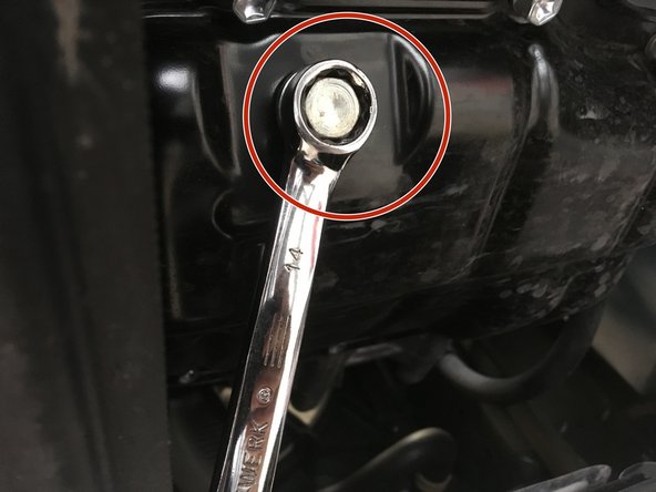 Deviser le bouchon de vidange à l'aide de la clé de 14