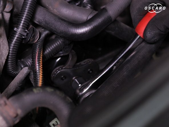 A l'aide d'une clé à filtre à huile  et d'un cliquet desserrer le filtre à huile