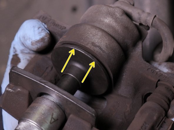 Placer le repousse pistion dans l'étrier et repousser le piston jusqu’au bout en tournant sur la manivelle