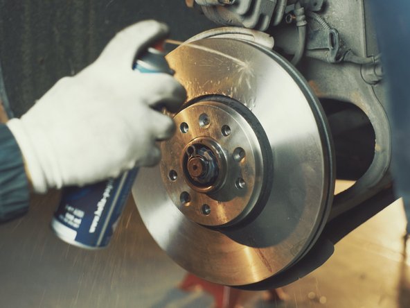 Appliquer du nettoyant frein et frotter avec un chiffon pour retirer la couche de paraffine présente sur le disque